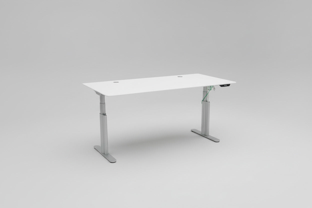 Montana hæve-sænkebord set forfra i hvid med sølvgråt stel og to kabelgennemføringer, 180x90 cm.